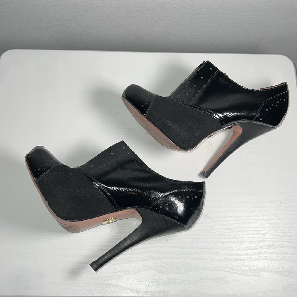 BETSEY JOHNSON DERRBY BLACK PATENT LEATHER 5" HEELS - Picture 6 of 12